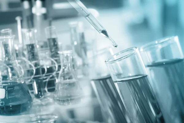 Açık reaktif reaksiyon kimyasal laboratuvar testleri için test tüp içine bırakarak bir araştırmacı.