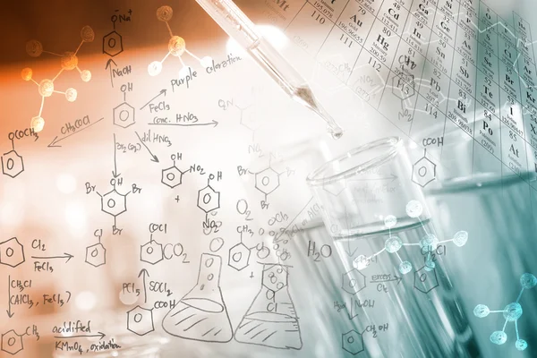 Un investigador dejando caer el reactivo transparente en el tubo de ensayo con tabla periódica y fondo de ecuaciones químicas, para pruebas de reacción en laboratorio químico . — Foto de Stock