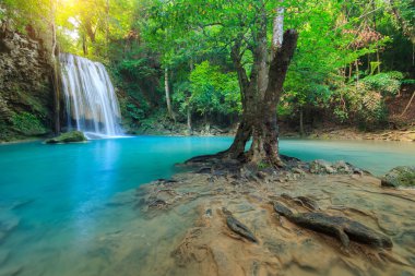 Erawan şelale, yağmur ormanlarında, Erawan Milli Parkı Kanchanaburi, Tayland için güzel şelale