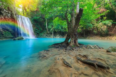 Erawan şelale, yağmur ormanlarında, Erawan Milli Parkı Kanchanaburi, Tayland için güzel şelale
