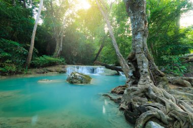 Erawan şelale, yağmur ormanlarında, Erawan Milli Parkı Kanchanaburi, Tayland için güzel şelale