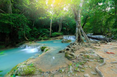 Erawan şelale, yağmur ormanlarında, Erawan Milli Parkı Kanchanaburi, Tayland için güzel şelale