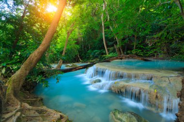 Erawan şelale, yağmur ormanlarında, Erawan Milli Parkı Kanchanaburi, Tayland için güzel şelale