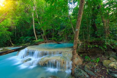 Erawan şelale, yağmur ormanlarında, Erawan Milli Parkı Kanchanaburi, Tayland için güzel şelale