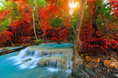 Erawan şelale, yağmur ormanlarında, Erawan Milli Parkı Kanchanaburi, Tayland için güzel şelale
