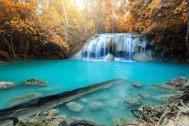 Erawan şelale, yağmur ormanlarında, Erawan Milli Parkı Kanchanaburi, Tayland için güzel şelale