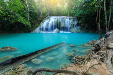 Erawan şelale, yağmur ormanlarında, Erawan Milli Parkı Kanchanaburi, Tayland için güzel şelale