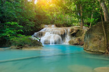 Erawan şelale, yağmur ormanlarında, Erawan Milli Parkı Kanchanaburi, Tayland için güzel şelale