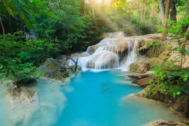 Erawan şelale, yağmur ormanlarında, Erawan Milli Parkı Kanchanaburi, Tayland için güzel şelale