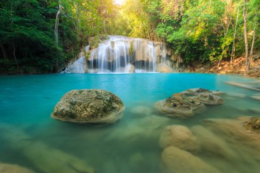Erawan şelale, yağmur ormanlarında, Erawan Milli Parkı Kanchanaburi, Tayland için güzel şelale
