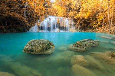 Erawan şelale, yağmur ormanlarında, Erawan Milli Parkı Kanchanaburi, Tayland için güzel şelale