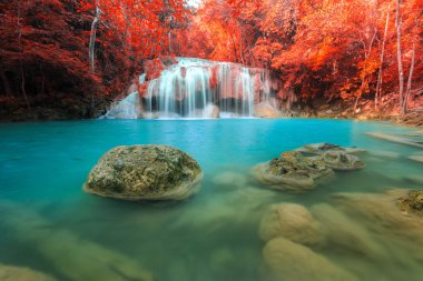 Erawan şelale, yağmur ormanlarında, Erawan Milli Parkı Kanchanaburi, Tayland için güzel şelale