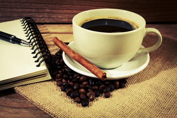 Café oscuro y cuaderno — Foto de Stock