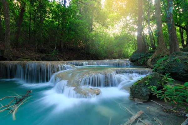 Wodospad Erawan, piękny wodospad w lasach tropikalnych, Park Narodowy Erawan w Kanchanaburi, Tajlandia — Zdjęcie stockowe