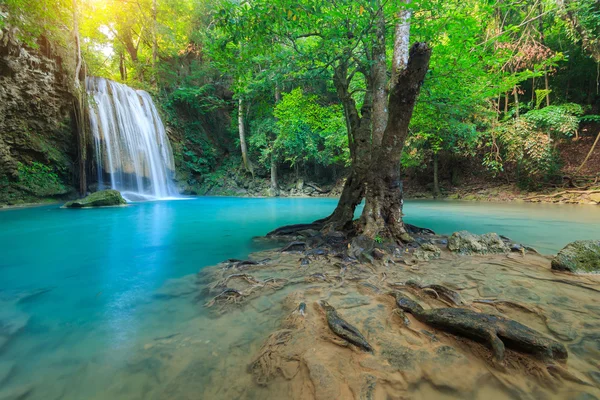 Erawan καταρράκτη, πανέμορφο καταρράκτη στο τροπικό δάσος, Εθνικό Πάρκο Εραουάν σε Καντσαμπούρι, Ταϊλάνδη — Φωτογραφία Αρχείου