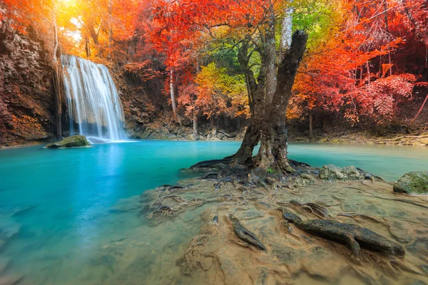 Erawan vattenfall, vackra vattenfall i regnskog, Erawan nationalpark i Kanchanaburi, Thailand — Stockfoto