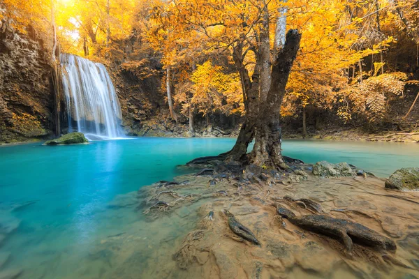 Erawan şelale, yağmur ormanlarında, Erawan Milli Parkı Kanchanaburi, Tayland için güzel şelale