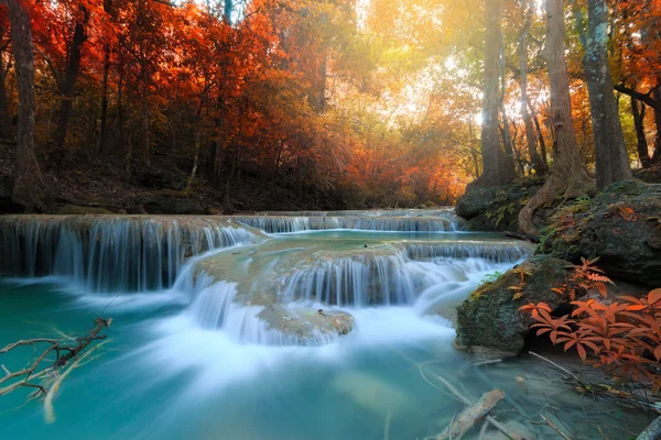 Erawan καταρράκτη, πανέμορφο καταρράκτη στο τροπικό δάσος, Εθνικό Πάρκο Εραουάν σε Καντσαμπούρι, Ταϊλάνδη — Φωτογραφία Αρχείου