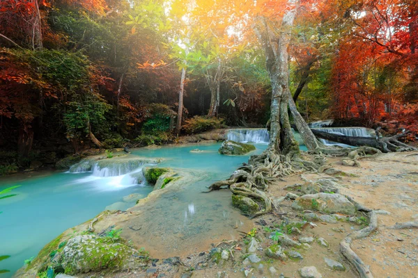 Erawan vízesés, gyönyörű vízesés esőerdőkben, Erawan Nemzeti Park, Kanchanaburi, Thaiföld — Stock Fotó