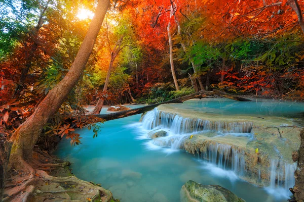 Erawan vattenfall, vackra vattenfall i regnskog, Erawan nationalpark i Kanchanaburi, Thailand — Stockfoto