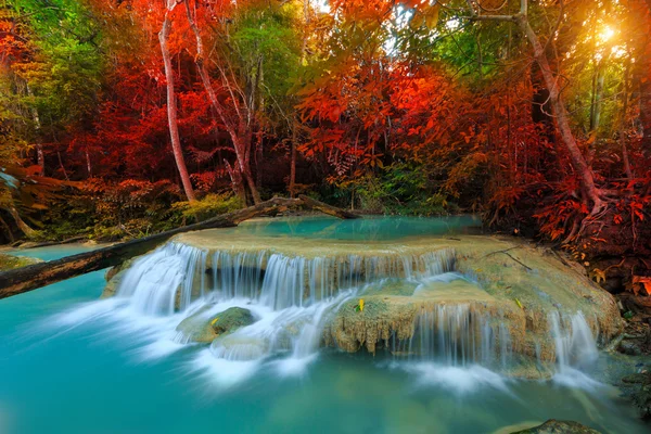 Erawan vattenfall, vackra vattenfall i regnskog, Erawan nationalpark i Kanchanaburi, Thailand — Stockfoto