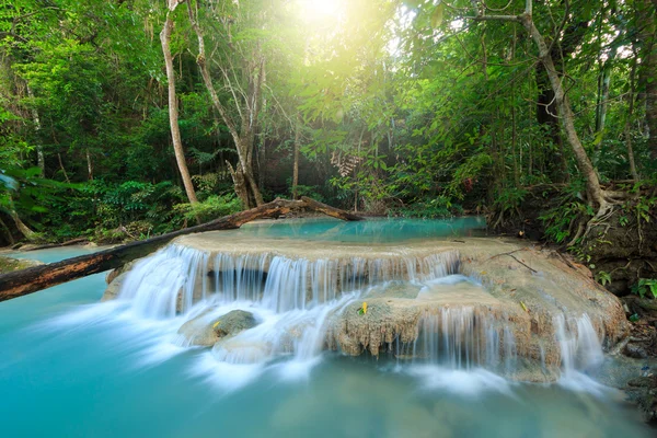 Cachoeira Erawan, bela cachoeira na floresta tropical, Parque Nacional Erawan em Kanchanaburi, Tailândia — Fotografia de Stock