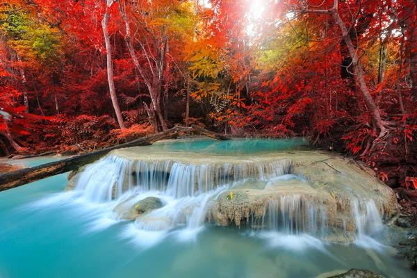 Erawan vattenfall, vackra vattenfall i regnskog, Erawan nationalpark i Kanchanaburi, Thailand — Stockfoto