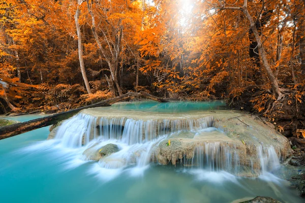 Erawan şelale, yağmur ormanlarında, Erawan Milli Parkı Kanchanaburi, Tayland için güzel şelale