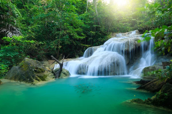 Wodospad Erawan, piękny wodospad w lasach tropikalnych, Park Narodowy Erawan w Kanchanaburi, Tajlandia — Zdjęcie stockowe