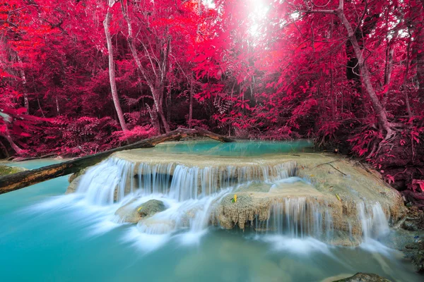 エラワン滝、熱帯雨林、カンチャナブリ、タイのエラワン国立公園の美しい滝 — ストック写真
