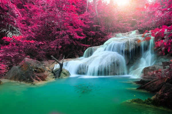 Erawan şelale, yağmur ormanlarında, Erawan Milli Parkı Kanchanaburi, Tayland için güzel şelale