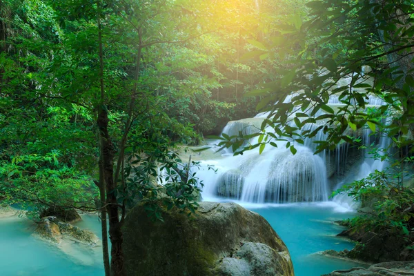 Cachoeira Erawan, bela cachoeira na floresta tropical, Parque Nacional Erawan em Kanchanaburi, Tailândia — Fotografia de Stock