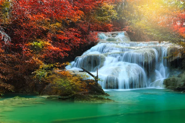 Erawan wasserfall, wunderschöner wasserfall im regenwald, erawan nationalpark in kanchanaburi, thailand — Stockfoto