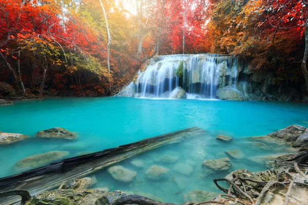 Erawan şelale, yağmur ormanlarında, Erawan Milli Parkı Kanchanaburi, Tayland için güzel şelale