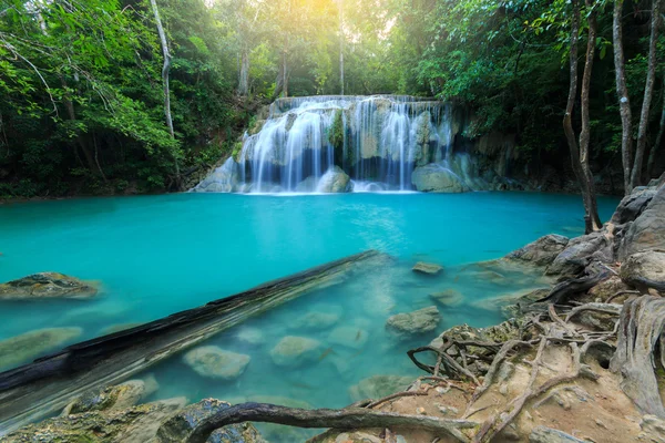 Водопад Эраван, красивый водопад в тропических лесах, национальный парк Эраван в Канчанабури, Таиланд — стоковое фото