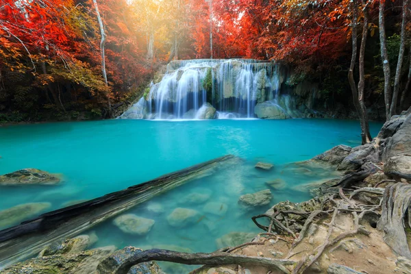 Erawan καταρράκτη, πανέμορφο καταρράκτη στο τροπικό δάσος, Εθνικό Πάρκο Εραουάν σε Καντσαμπούρι, Ταϊλάνδη — Φωτογραφία Αρχείου