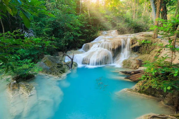 Cachoeira Erawan, bela cachoeira na floresta tropical, Parque Nacional Erawan em Kanchanaburi, Tailândia — Fotografia de Stock