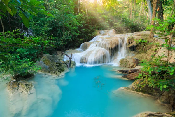 Erawan şelale, yağmur ormanlarında, Erawan Milli Parkı Kanchanaburi, Tayland için güzel şelale — Stok fotoğraf