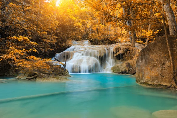 Erawan şelale, yağmur ormanlarında, Erawan Milli Parkı Kanchanaburi, Tayland için güzel şelale