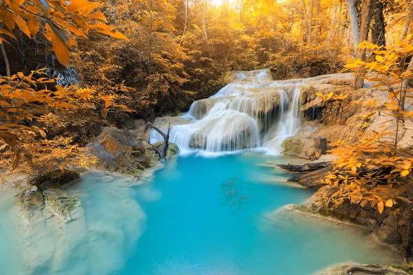 Erawan şelale, yağmur ormanlarında, Erawan Milli Parkı Kanchanaburi, Tayland için güzel şelale
