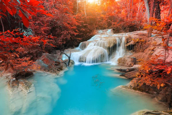 Erawan vízesés, gyönyörű vízesés esőerdőkben, Erawan Nemzeti Park, Kanchanaburi, Thaiföld — Stock Fotó