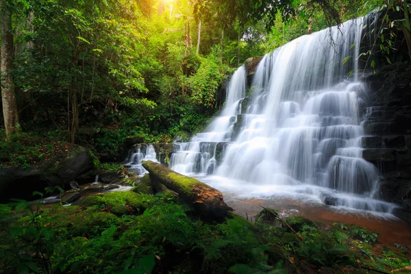 Мун сімейні водоспад, красивий водоспад у глибині лісу на Phu Хін Ронг ОАК Національний парк в Таїланді — стокове фото