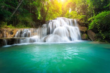 Manzara fotoğrafı, Huay Mae Kamin Şelalesi, Kanchanaburi, Tayland 'da yağmur ormanlarındaki güzel şelale.