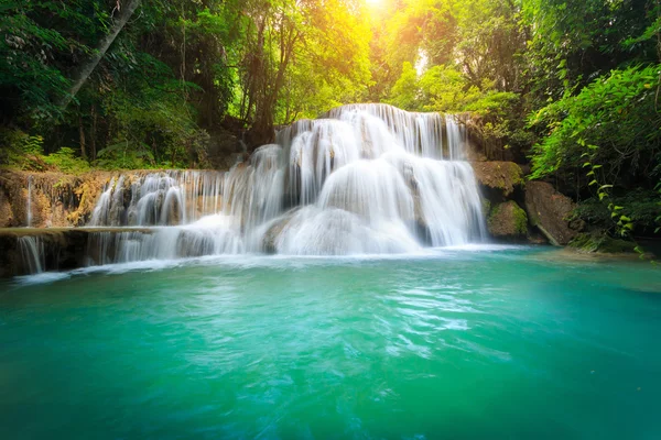 Landschapsfoto, Huay Mae Kamin Waterval, prachtige waterval in het regenwoud bij Kanchanaburi provincie, Thailand — Stockfoto