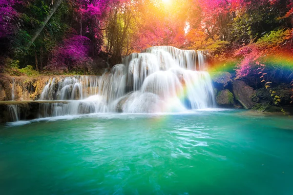 Manzara fotoğrafı, Huay Mae Kamin Şelalesi, Kanchanaburi, Tayland 'da yağmur ormanlarındaki güzel şelale.