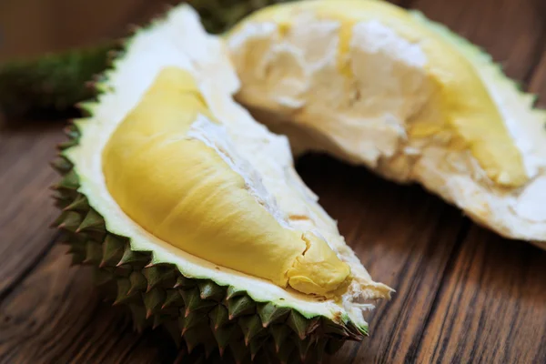 Durian Fruta sobre mesa de madera —  Fotos de Stock