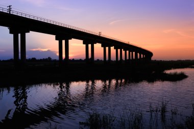 gün batımında Barajı Tayland tren köprüden