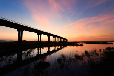 gün batımında Barajı Tayland tren köprüden