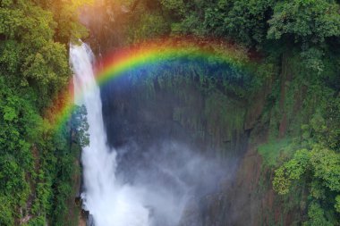 Haew Narok şelale ile gökkuşağı sonra yağmur Khao Yai Milli Parkı, Tayland