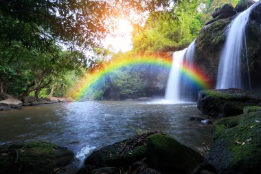 Haew ilgilenmemi şelale, gökkuşağı Khao Yai Milli Parkı, Tayland at ile yağmur ormanlarında güzel şelale